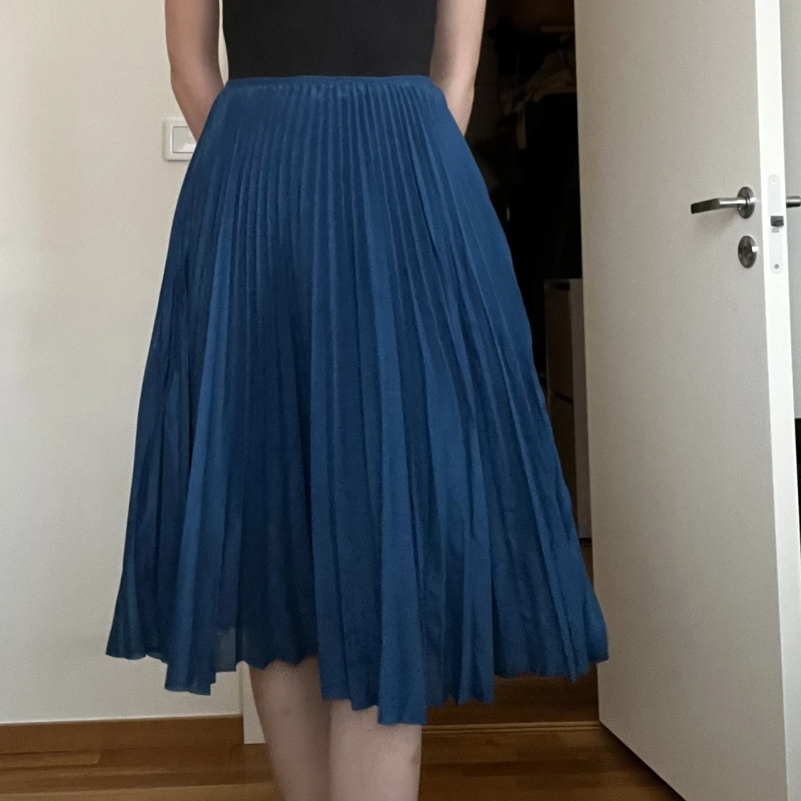 Blå plisserad midikjol - 90