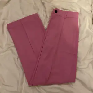 Rosa kostymbyxor från pull and bear med sömndetalj längs benen