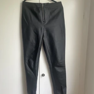 Skinnbyxor Linn Ahlborg x Nakd - Storlek 38 från Linn Ahlborgs kollektion med Nakd. Köpta 2020, använd fåtal gånger. Fint skick! Jättesköna och snygga. Slits framtill vid benets slut