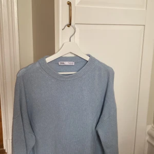 Cashmere tröja!!! - Så fin cashmere tröja från zara. Köpt för ca 1000kr och det står strl S men den är lite oversized på mig, så skulle säga en M eller till och med L men passar definitivt en S som ni kan se på mig. Men att notera, då blir den lite oversized.