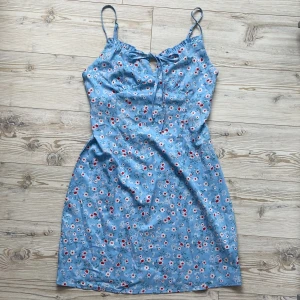 Blå sommarklänning 💙 - Fin blå blommig sommarklänning 💙🌻 Klänningen har justerbara axelband och den passar flera storlekar beroende på hur man vill att den ska sitta 🌱