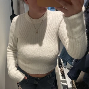 Stickad tröja  - Så fin stickad tröja. Den är dock cropad eller iallafall kort! Den är i xs men skulle säga att den passa upp t M