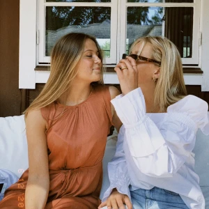 Vit off shoulder - Jätte söt vit off shoulder med volang🤍  Fint skick, använd fåtal gånger🤍
