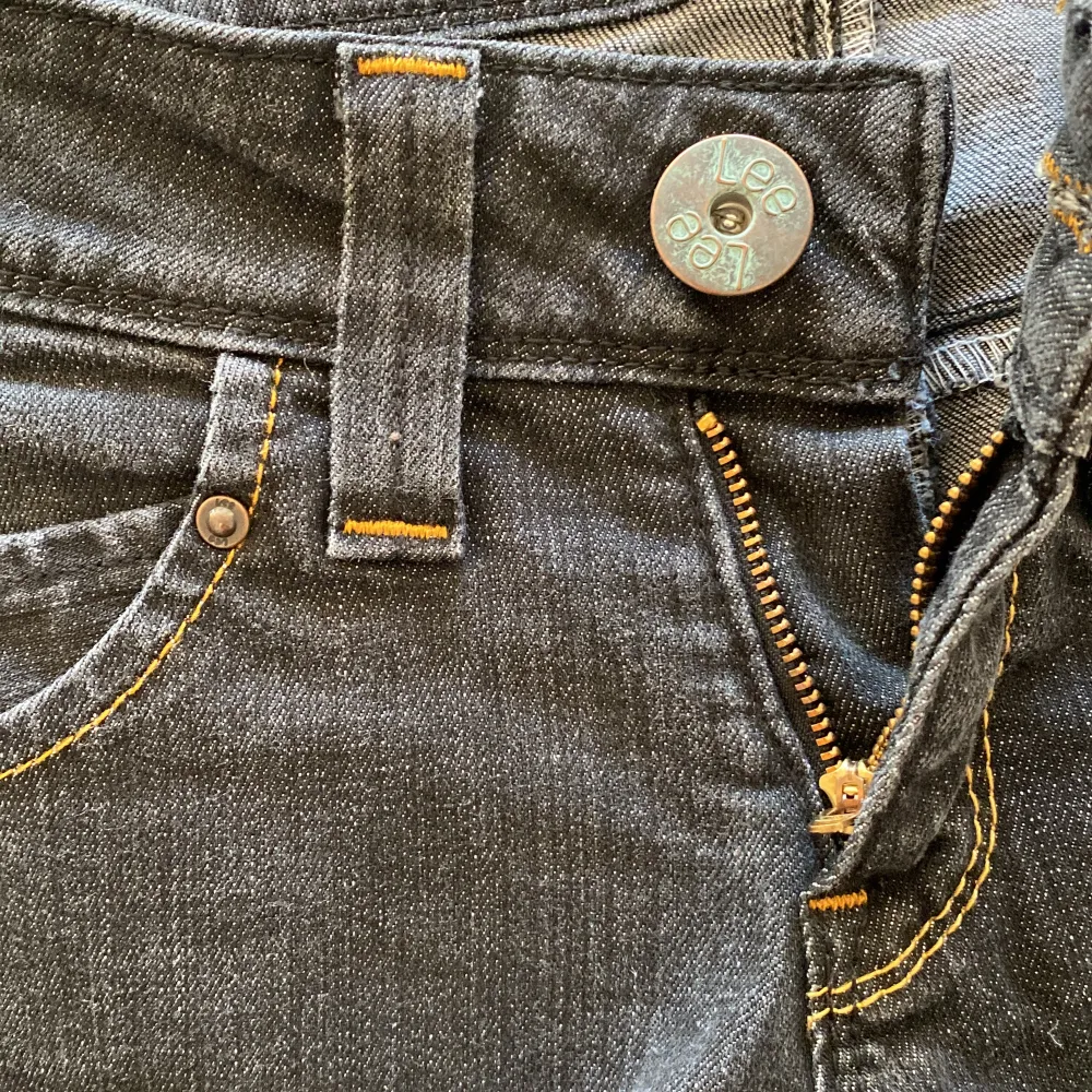Lee jeans som jag köpt second hand. Super fint skick, men tyvärr för korta för mig i benen. Tvätten kan vara svår att se på bilderna men den är lite grå svart, detaljer och sömmar som är orangea 💕. Jeans & Byxor.