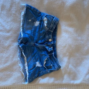 Lowrise denim shorts från H&M - Jättefina och trendiga shorts köpte på H&M i butik för ett och ett halvt år sedan, skulle fortfarande ha om inte för litet!❤️ Går att adjustera i midjan om för litet eller för stort!