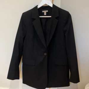 Kavaj  - Svart kavaj från HM. Säljer då jag har flera likadana kavajer. Passar utmärkt på mig som vanligtvis har xs/s i kläder 💗