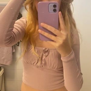 urgullig topp - Hur söt topp somhelst som tyvärr måste säljas! Använd enstaka gång, rosa (lite mer rosa) lila ton så perfekt ifall man vill vara rapunzel eller Barbie för halloween exempelvis! Går även att använda i vardagen! DMa vid intresse, pris kan diskuteras! 