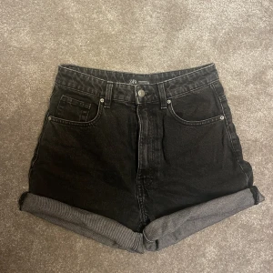Jeansshorts Zara - Snygga högmidjade jeansshorts från Zara som tyvärr inte passar mig. Nyskick! 