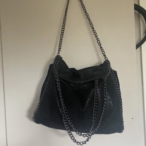 Stella mc väska  - Hösta bud är på 400kr En fake stella mc väska bra skick köparen står för frakten   