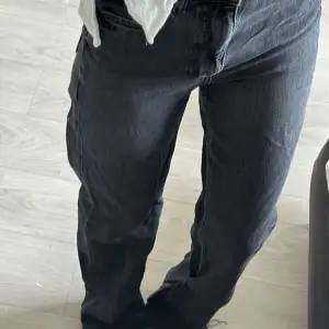 Svarta jeans i storlek 34 från Zara! Jeansen är highwaist. Använda några gånger. Modellen är ca 165 lång!