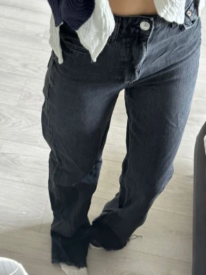 Svarta jeans - Svarta jeans i storlek 34 från Zara! Jeansen är highwaist. Använda några gånger. Modellen är ca 165 lång!