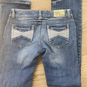 Vintage bootcut jeans - Assnygga retro jeans köpta här på plick men var tyvärr för små. Jättebra skick och jättefina detaljer