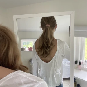 Topp med öppen rygg - Säljer denna topp med öppen rygg från Nelly. Den är i storlek xs