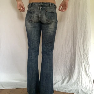 Lågmidjade utsvävningda jeans  - Midjemått- 39cm (rätt över)  Inerbenslängd - 82cm  Jag är 170 på bilderna! Inga defekter!  Du kan använda KÖP NU💕