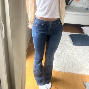 Mid waist jeans  - skitsnygga mid waist bootcut jeans från Drdenim!!😍😍😍 fint skick! 💕💋