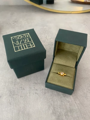 PIERCED HEART EAR STUD - Säljer nu mitt superfina örhänge från Maria Nilsdotter! Nypris är 1695kr! Hör av er om ni undrar nått!❤️