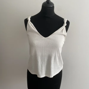 Ribbat linne  - Ribbat linne i Strl S sparsamt använt 