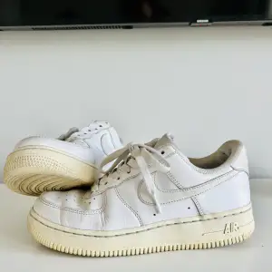 Fint begagnat skick, sneakers som tyvärr inte kommer till användning  lägre.   Ord pris: 1099kr Mitt pris: 250kr