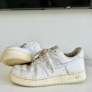 Nike Air Force 1 - Fint begagnat skick, sneakers som tyvärr inte kommer till användning  lägre.   Ord pris: 1099kr Mitt pris: 250kr