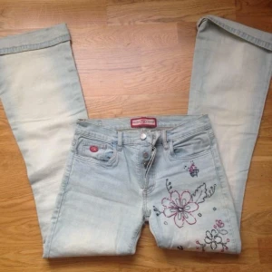 Lowwaist bootcut med detalj - Aldrig använda! Innerbenslängd 80 midja 36