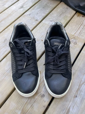 Zadig skor - Perfekta skor till hösten från Zadig & Voltaire. Storlek 38, knappt använda i jättebra skick!❤️ nypris runt 2500🫶🏻