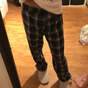 Pyjamasbyxor - Svart/vita pyjamasbyxor från Shein i storlek Xs. Välanvända men sköna. (Smånopprig)