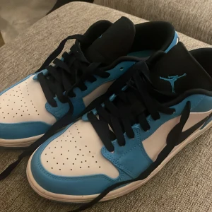 Jordan 1 Low UNC  - Bra kvalite men lite creasade. Använt några enstaka gånger 