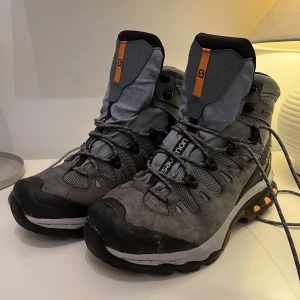 Kängor Salomon  - Säljer nu ett par kängor från Salomon som endast är använda en gång.  Se storlek på bilden (41 1/3) under står det storlek 40.   Kan skickas om köparen står för frakten. 