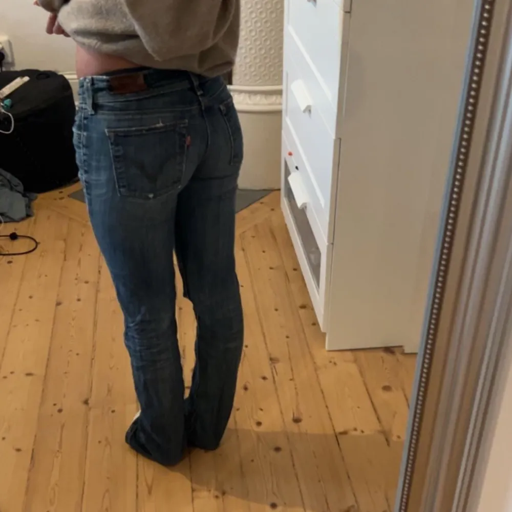 Superfina lågmidjade jeans från levis💞 köpta secondhand, säljes pga för långa för mig som 156 (passar någon runt 165) storlek står ej men jag är vanligtvis en xs☺️. Jeans & Byxor.