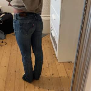 Superfina lågmidjade jeans från levis💞 köpta secondhand, säljes pga för långa för mig som 156 (passar någon runt 165) storlek står ej men jag är vanligtvis en xs☺️