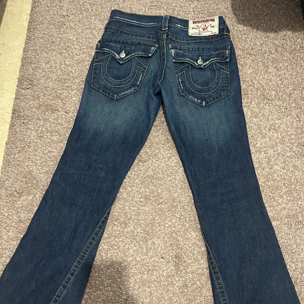 True religon Jeans i bootcut. storlek 28. Passar mig som är 169cm💞 andvänt runt 3 gånger bara;) . Jeans & Byxor.