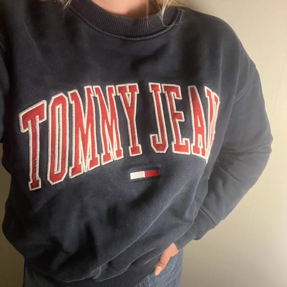 Säljer en jättefin mörkblå collegetröja från Tommy Jeans, strl S.. Hoodies.