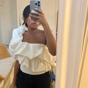 Zara topp - Topp från zara med volang i storlek s köpt för 559 säljer för 300 💗 inga defekter. Frakt tillkommer