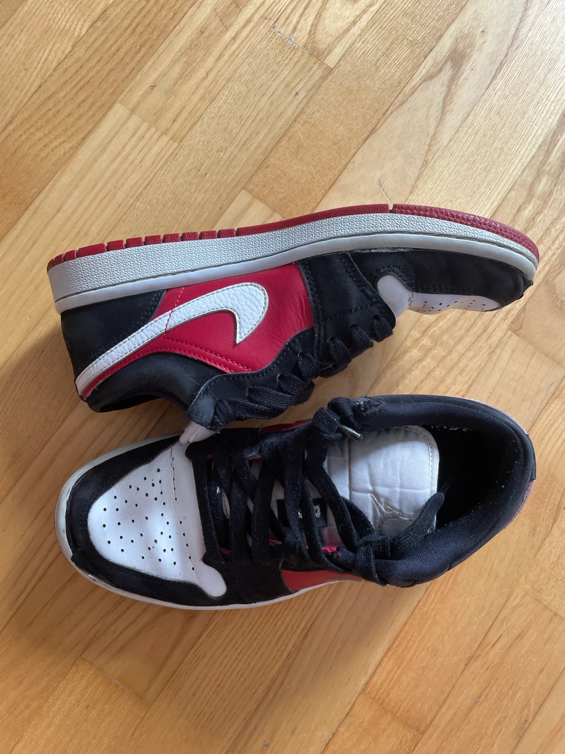 Jordans, röd & svart st. 37.5 - 90