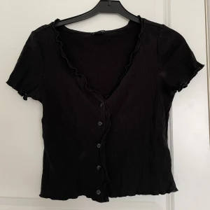 Svart topp - Säljer min svarta topp då den inte använts