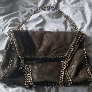 Trendig väska - Säljer denna skit snygga och rymliga väskan som är perfekt till skolan💕 i väldigt bra skick! Nypris 1299 så kom med prisförslag!🫶 är alltid intressant med byte🥰