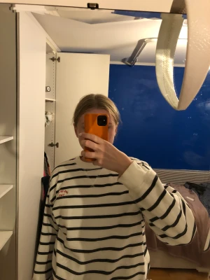 Randig tröja  - Randig tröja med text på franska i hörnet. Bra skick 