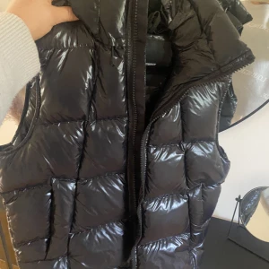 Peak performance väst🤍 - Säljer min peak performance väst, använd nån gång bara och i nyskick!!🤍🤍