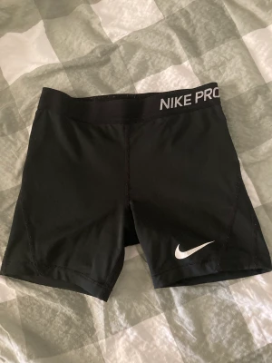 Nike PRO tränings shorts  - Nike PRO tränings shorts strl 146-156 men passar en xxs/xs Nike märkt är lite upp rivet som man ser om man zoomar in