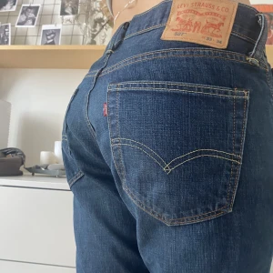 Levis jeans 527 - Levi Strauss & Co. Jeans blåa 527  Storlek W33 L34 I mycket bra skick superfina Lågmidjade och baggy. 