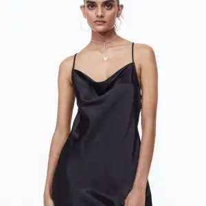 Säljer denna super snygga klänning då den aldrig kommit till användning☺️ Skriv vid fler frågor💕
