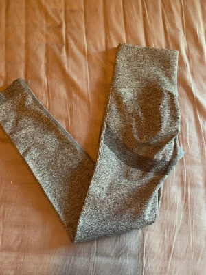 Träningstights från shein.  - Träningstights från shein, det är faktiskt väldigt starkt och bra material. De har en scrunch i rumpan. 