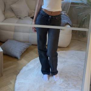 Lågmidjade mörk gråa jeans från Gina som är raka i modellen, storlek 32, nästan aldrig använda! Pris kan diskuteras vid snabb affär☺️