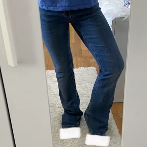 Low waist Bootcut jeans - Slutsålda Low waist Bootcut jeans från Gina. Knappt använda då dom tyvärr är för stora för mig. Storlek 36.💕Helt slutsålda o verkar inte komma in i lager❣️