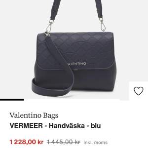  Säljer denna mörkblå Valentino väskan . Den är använd fåtal gånger men har inga tecken på användning. Köpte på zalando för cirka 1200kr och säljer nu för 600+ frakt storleks info på tredje bilden. Skriv gärna till mig innan ni använder köp nu 
