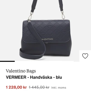 Valentino väska  -  Säljer denna mörkblå Valentino väskan . Den är använd fåtal gånger men har inga tecken på användning. Köpte på zalando för cirka 1200kr och säljer nu för 600+ frakt storleks info på tredje bilden. Skriv gärna till mig innan ni använder köp nu 