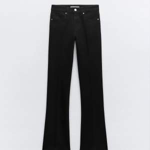 Super fina lågmidjade bootcut jeans från Zara i storlek 32, använda väldigt få gånger, är 164 lång och passar mig i längden💗