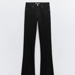 Zara jeans lågmidjade  - Super fina lågmidjade bootcut jeans från Zara i storlek 32, använda väldigt få gånger, är 164 lång och passar mig i längden💗