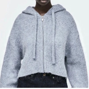 Stickad kofta  - Superfin blå stickad kofta från Zara. Säljer då den inte kommer till användning. Helt slutsåld. Endast använd ett fåtal gånger. Säljer för 350 kr 🩷