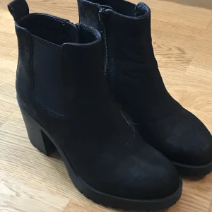 Kängor med klack - Kängor med klack från vagabond, bra skick💕